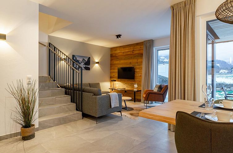 Gezellige woonkamer van Mountain Chalet Chapeau, vakantiehuis in Kreischberg, Steiermark, met een prachtig uitzicht op de omgeving.