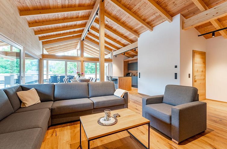 Innenraum des Luxury Sankt Lorenzen, Kreischberg, Oesterreich, mit gemuetlicher Sitzecke und warmen Holzakzenten.