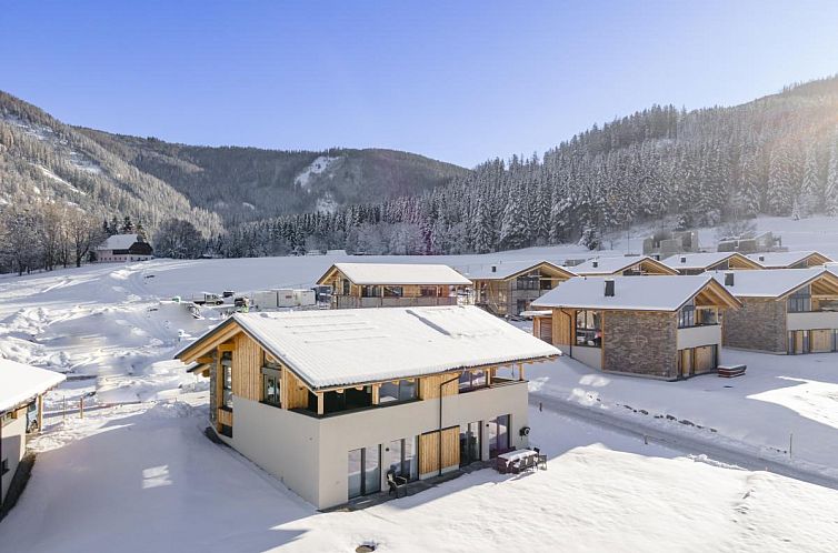 Geniet van de serene winteromgeving bij Chalet Kolibri, een gezellig vakantiehuis in Sankt Lambrecht, Steiermark, omringd door sneeuw.