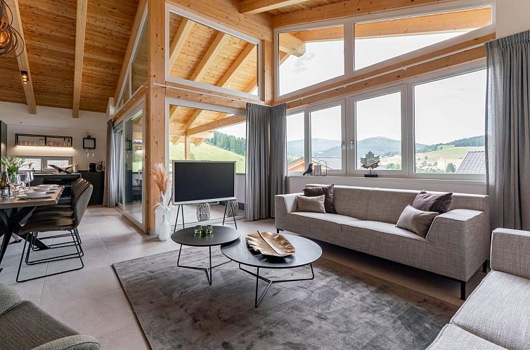 Grebenzen Lodge 55 in Sankt Lambrecht biedt een stijlvolle binnenruimte met grote ramen en een prachtig berglandschap in Steiermark.