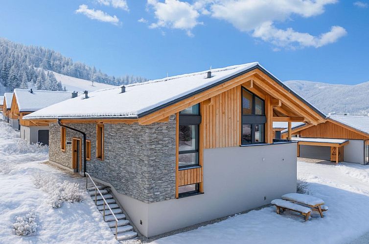 Schnee bedeckt die Grebenzen Lodge 51A in Sankt Lambrecht, Steiermark, ein idyllisches Ferienhaus in den Bergen.