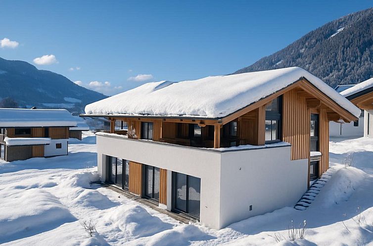 Winterzauber in der Grebenzen Lodge 51B, einem Ferienhaus in Sankt Lambrecht, Steiermark, umgeben von Schnee und Bergen.