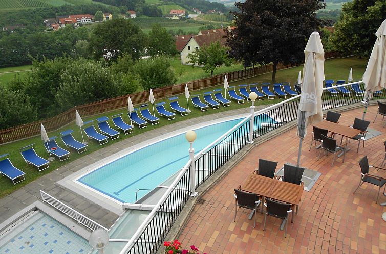 Vakantiehuis mit Gemeinschaftspool und Terrasse