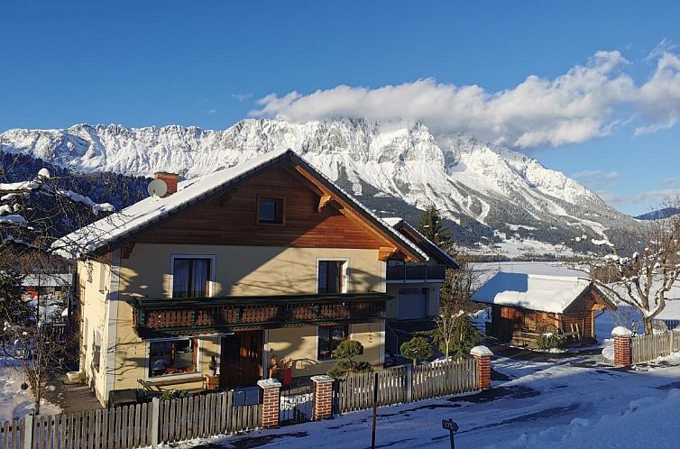 Vacation home Vesna S Home, located in Oblarn, Styria, with breathtaking views of snow-capped mountains.