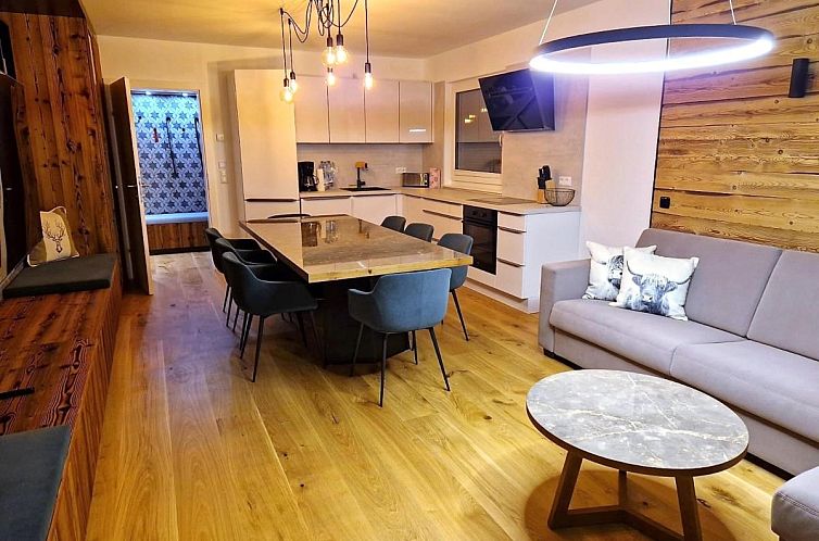 Stilvolles Interieur des Mariazeller Zirbennest, einer Ferienwohnung in Sankt Sebastian, Steiermark, mit geraeumiger Kueche und gemuetlicher Sitzecke.