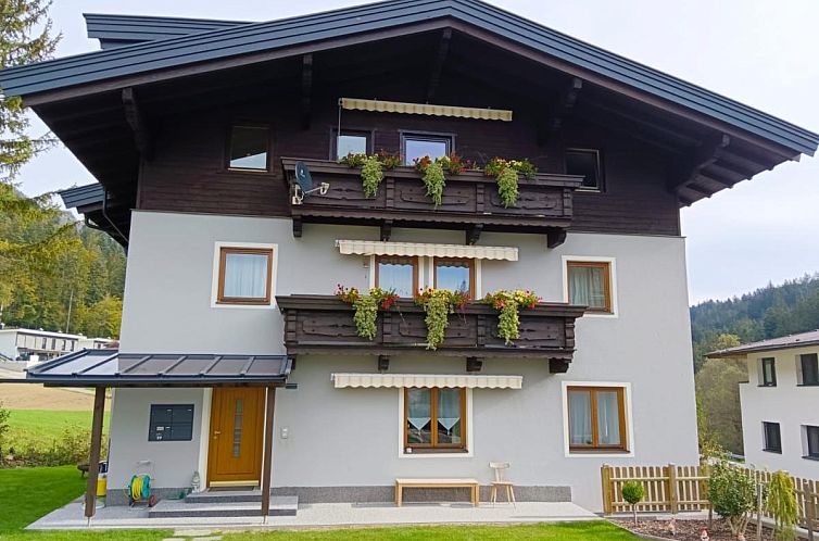 Gemuetliches Ferienhaus Schoenauer Top 1 in Mariastein, Tirol, mit traditioneller Architektur und Blick auf die umliegenden Berge.