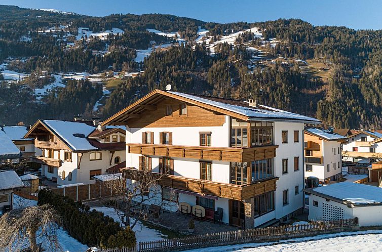 Gemuetliche Ferienunterkunft Tiroler Gaestehaus in Zell am Ziller, mit schoener Bergkulisse in Tirol, Oesterreich.