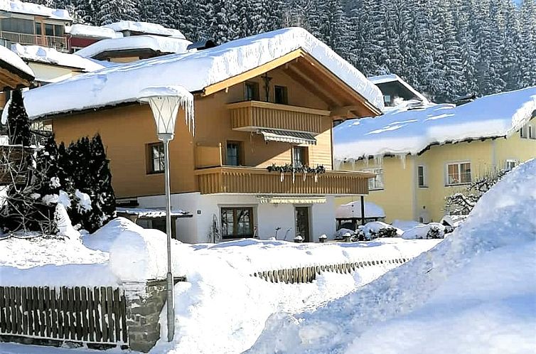 Geniet van de sneeuwrijke omgeving bij Apartment Larcher, een vakantiehuis in Matrei in Osttirol, Tirol, omringd door bergen.