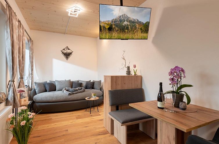 Innenbereich des Ferienhauses Almblick in Angath, Tirol, mit gemuetlicher Sitzecke und Bergblick.