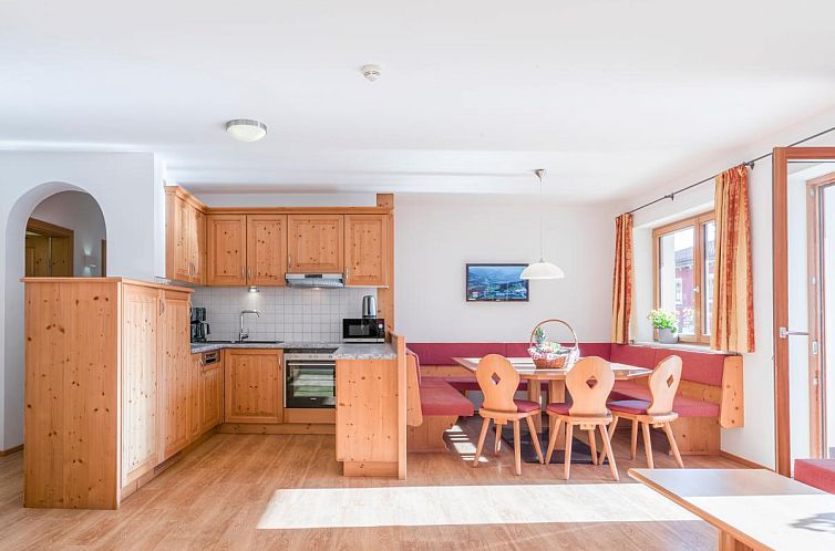 Ruime keuken en eetkamer in Next To The Skilift A 1 und A 2 vakantiewoning, Brixen am Thale, Tirol, Oostenrijk.