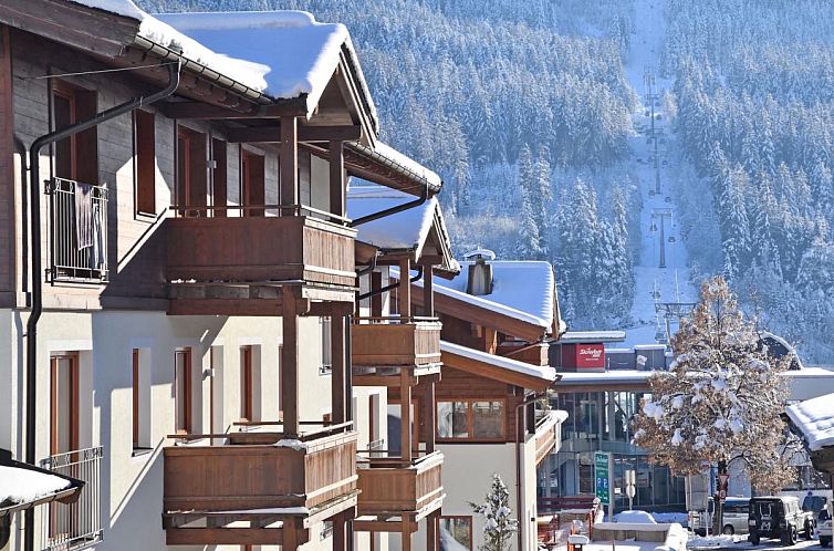 Vakantiehuis Next To The Skilift A 6 in Brixen am Thale, Tirol, met uitzicht op sneeuwlandschap en nabijgelegen skilift.