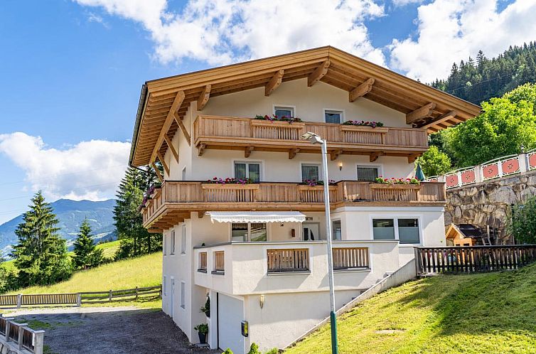 Das Obersteiner 2 ist ein charmantes Ferienhaus mit Bergblick in Zell am Ziller, Tirol.