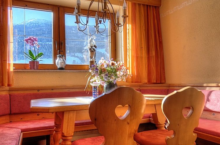 Binnenruimte van Maxnhagerhof Rote Wand in Weerberg, Tirol, biedt een knusse sfeer met uitzicht op de bergen.