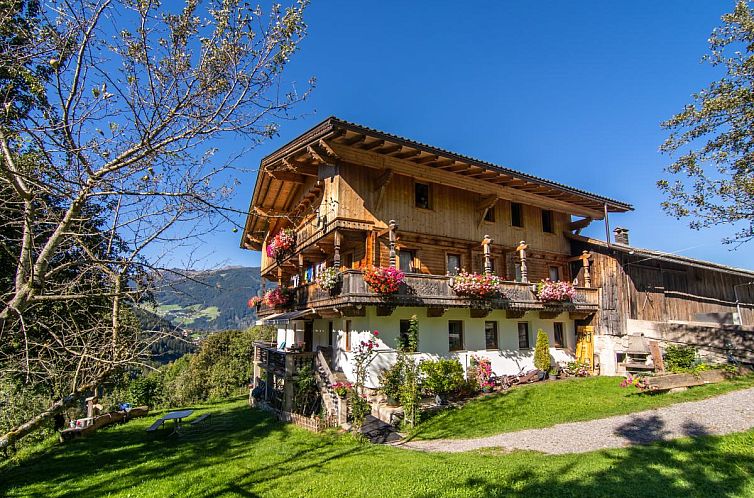 Gezellig vakantiehuis Blaserhof in het schilderachtige Zell am Ziller, Tirol, met prachtig uitzicht op de bergen.