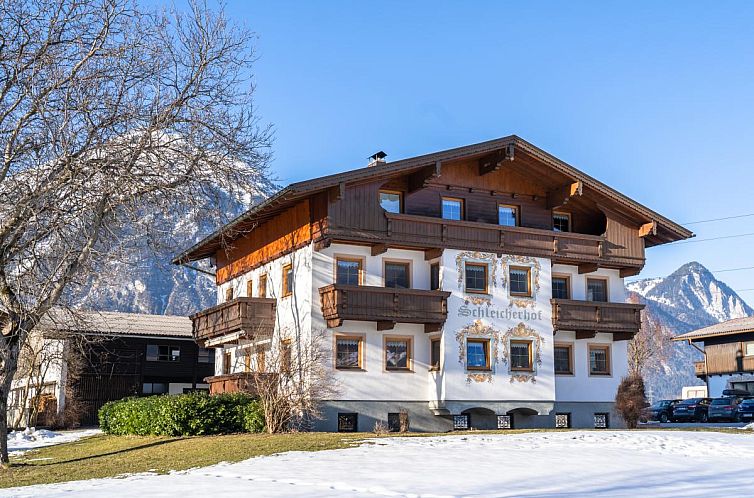 Geniet van de winterse charme van Schleicherhof II, een vakantiehuis in Strass im Zillertal, Tirol.