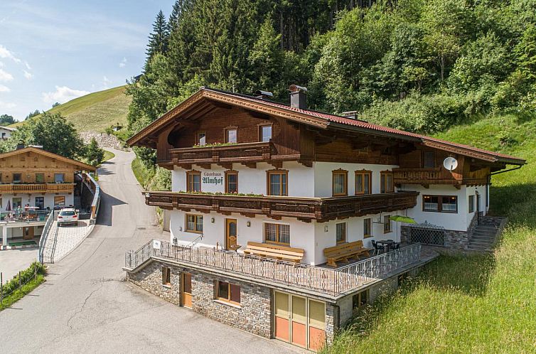 Geniessen Sie die ruhige Umgebung des Ferienhauses Almhof in Gerlosberg, Tirol, ein Ferienhaus umgeben von Schnee und rustikalem Charme.