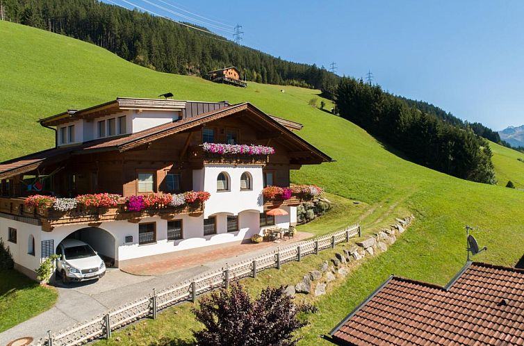 Geniessen Sie die wunderschoene Ferienwohnung Haus Rieder in Gerlosberg, Tirol, umgeben von Schnee und majestaetischer Berglandschaft.