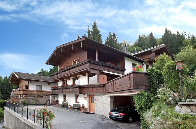 Verschneites Ferienhaus Huber im malerischen Gerlosberg, Tirol.