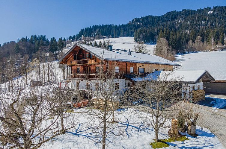Attraktives Ferienhaus Rabl in Itter, Tirol, mit schoener Aussicht auf die winterliche Umgebung.