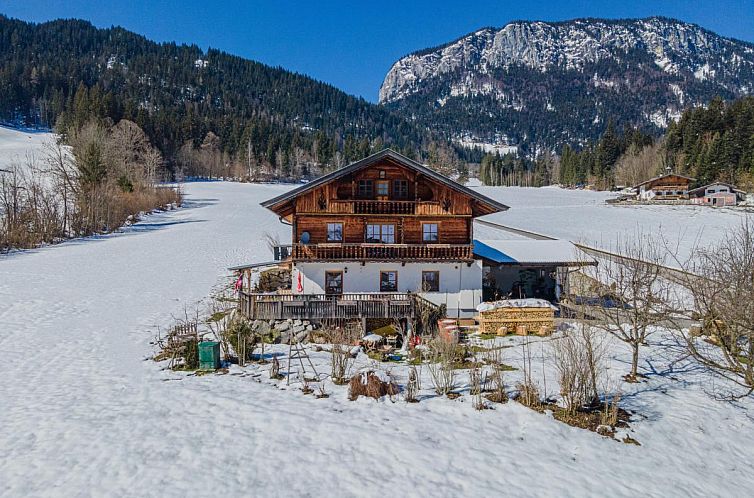 Cozy vacation home Haus Rabl Deng in Itter, Tyrol, with stunning views of snow-capped mountain landscapes.
