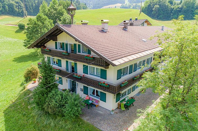 Gemuetliches Ferienhaus Hintermuehltalhof in Itter, Tirol, mit schneebedeckter Umgebung und Bergblick.