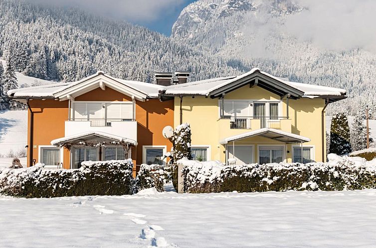Vakantiehuis Ferienhaus Gartentraum in Itter, Tirol, omgeven door sneeuw en berglandschap.