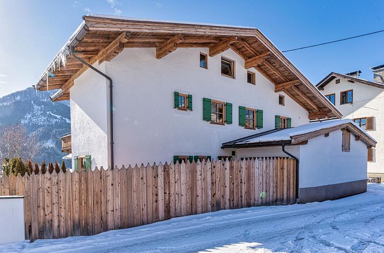 Erleben Sie den Charme des Chalet Fernblick, ein Ferienhaus in Kirchberg in Tirol, umgeben von der wunderschoenen Alpenlandschaft.