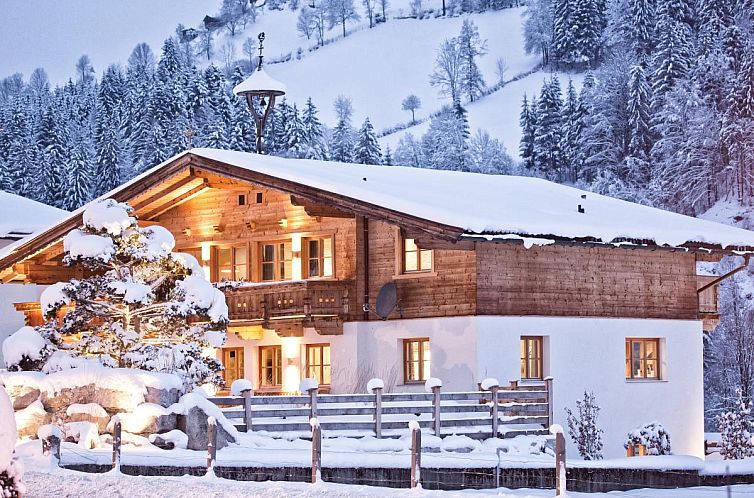 Gemuetliches Chalet-Apartment Lavendel am Lift in der Winterlandschaft von Kirchberg in Tirol, Tirol, Oesterreich, ideal fuer einen Schneeurlaub.