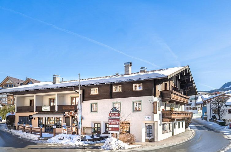 Entdecken Sie das Ferienhaus Gaisberg Alpin in Kirchberg in Tirol, Oesterreich, umgeben von Schnee und einer atemberaubenden Berglandschaft.