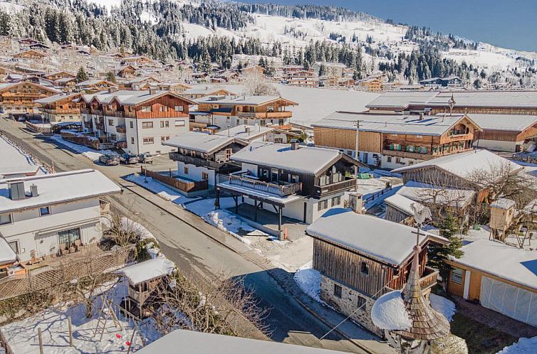 Entspannen Sie sich auf dem grosszuegigen Balkon des Chalet Adriana mit Blick auf die Berge in Kirchberg, Tirol.