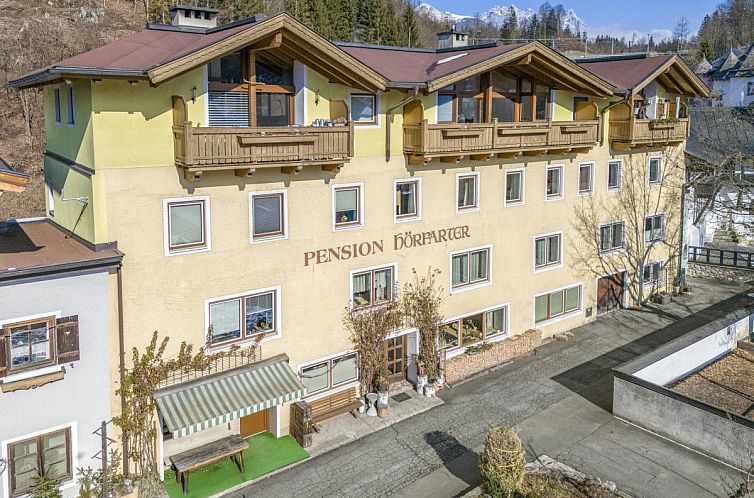 Gemuetliche Residenz Bergzeit Fieberbrunn 2 in Tirol, Oesterreich, umgeben von atemberaubenden Berglandschaften und ruhigen, schneebedeckten Waeldern.