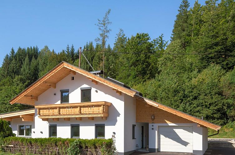 Geniessen Sie den winterlichen Charme des Chalet Hornblick, ein Ferienhaus in Fieberbrunn, Tirol, mit Blick auf die majestaetischen Alpen.