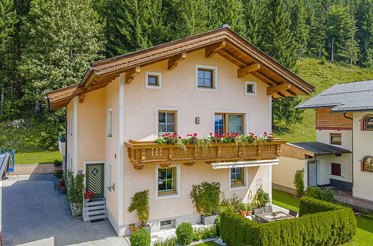 Das gemuetliche Ferienhaus Kapeller in Fieberbrunn, Tirol, bietet eine ruhige Umgebung mit gruenen Waeldern und Berglandschaften.