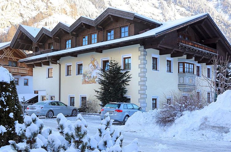 Charmant vakantieverblijf Schweizerhof Malve in Huben, Tirol, met een prachtig winterlandschap.