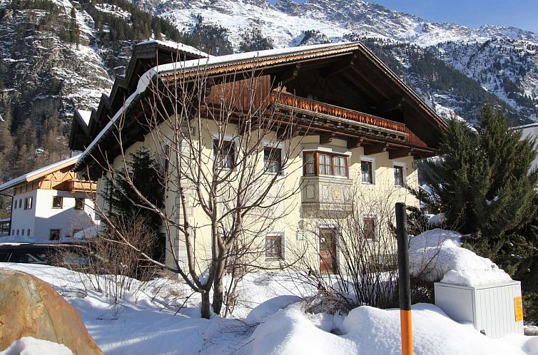 Geniet van de winterpracht bij Schweizerhof Enzian, een vakantiehuis in Huben, Tirol met bergzicht.