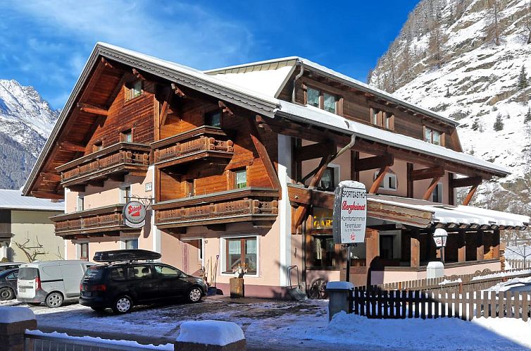 Authentisches Chalet Bergheimat S in Laengenfeld, Tirol, mit Holzbalkonen und malerischer Bergkulisse.