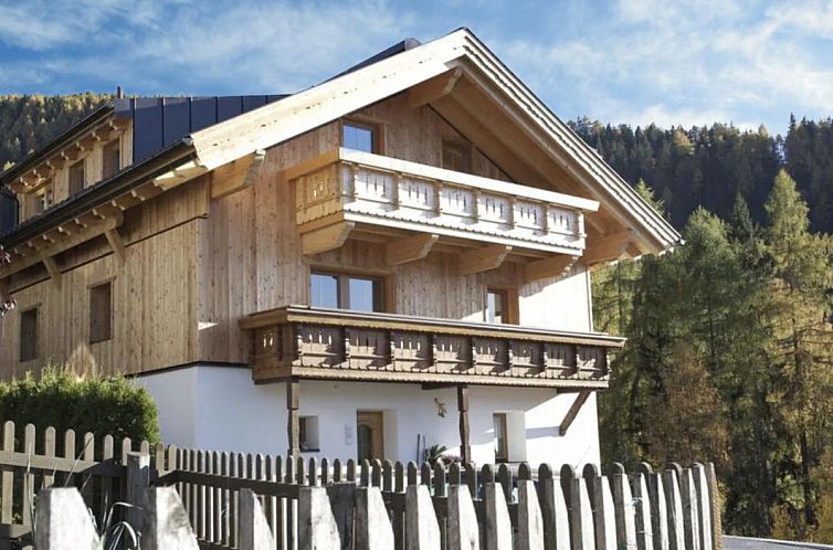 Gemuetliches Ferienhaus Kometer App Enzian in Fendels, Tirol, umgeben von Schnee und Bergen. Perfekt fuer einen Winterurlaub.