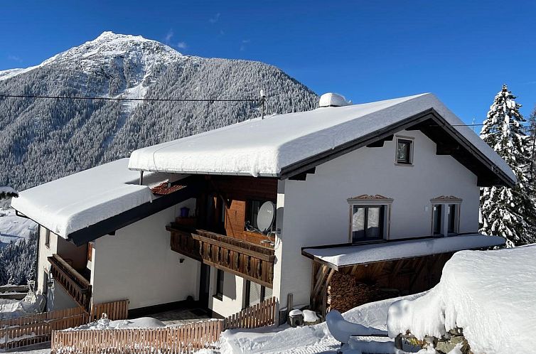Geniessen Sie die Winterpracht im Ferienhaus Wolf, einem gemuetlichen Ferienhaus in Tobadill, Tirol, mit Panoramablick auf die Berge.