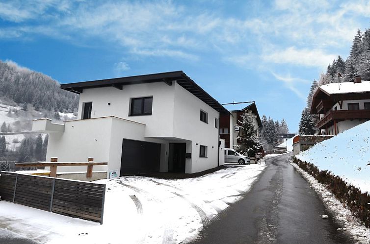 Geniessen Sie den Winterzauber im Apartment Recher, einer Ferienwohnung in See, Tirol, umgeben von verschneiter Natur und ruhiger Aussicht.
