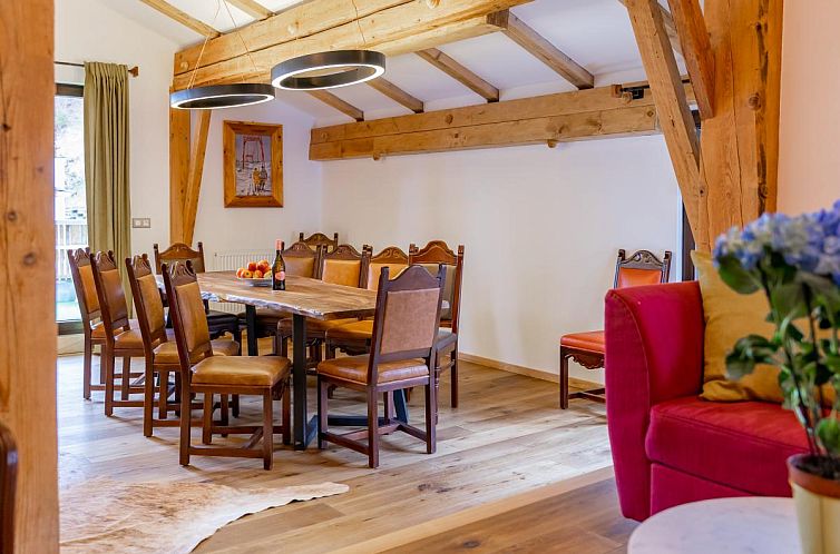 Innenbereich von Biber Art Apartment 1 in Biberwier, Tirol. Ferienwohnung mit Holzinterieur und gemuetlicher Essecke.