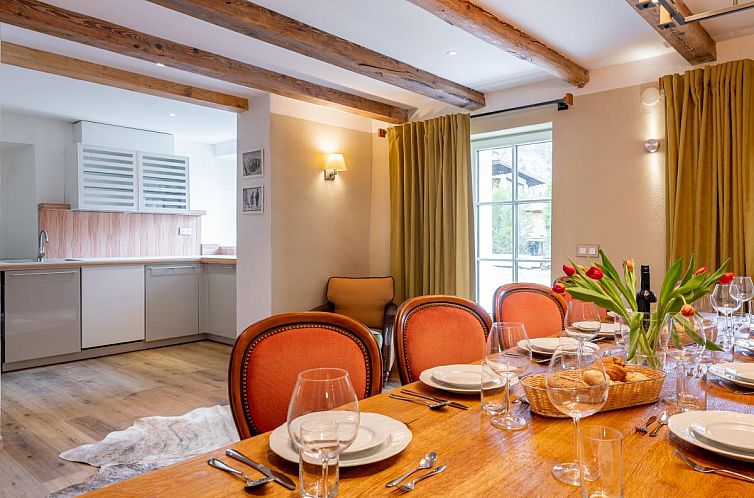 Biber Art Apartment 2 in Biberwier, Tyrol, offers a cozy dining area in the vacation home with natural light.