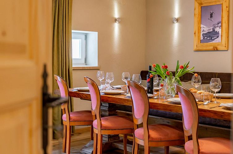 Stijlvolle eetruimte in Biber Art Apartment 2 Small, Biberwier, Tirol, Oostenrijk, ideaal voor een ontspannen diner.
