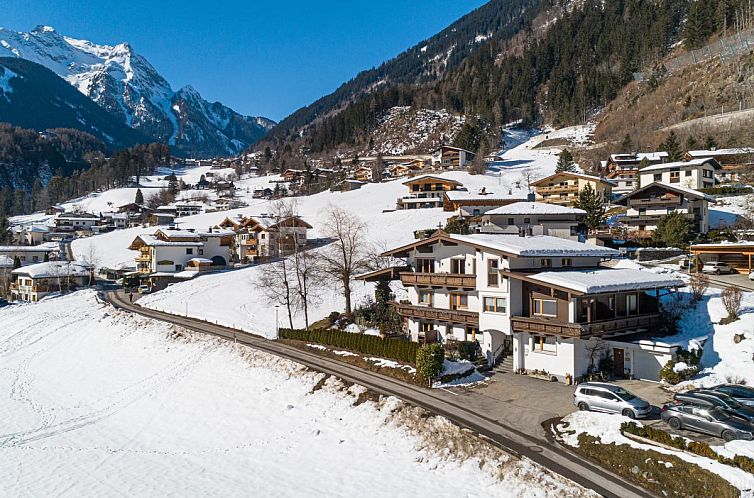 Ferienhaus Oblasser I in Finkenberg, umgeben von Tirols majestaetischen Bergen und einer ruhigen Winterlandschaft.