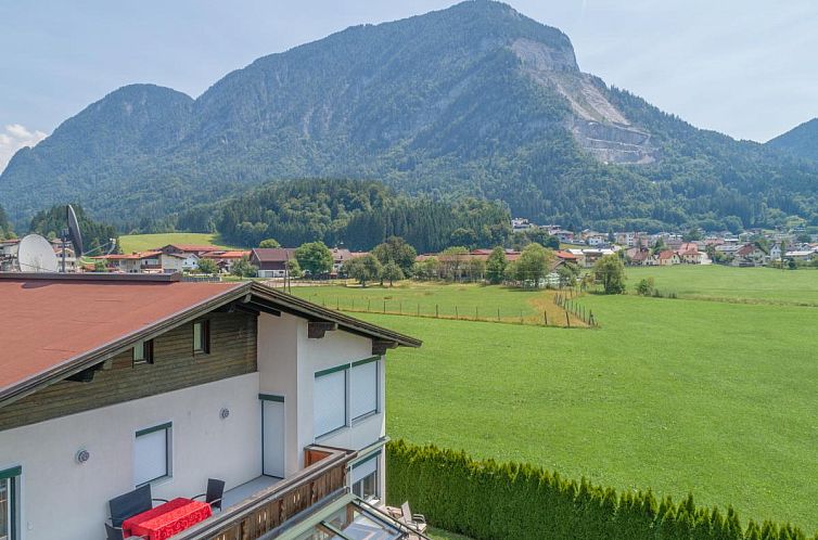Entspannen Sie sich im Haus am Bad in Bad Haering, Tirol, umgeben von ueppiger Natur und beeindruckender Bergkulisse.