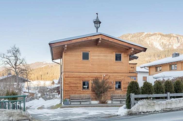 Rustiek Eichenhof chalet in het schilderachtige Sankt Johann in Tirol, met uitzicht op de prachtige bergen van Tirol, Oostenrijk.