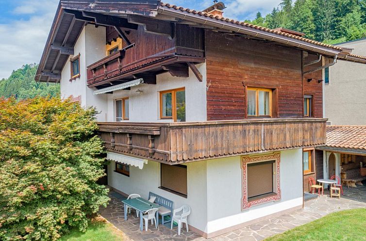 Geniessen Sie die ruhige Umgebung der Tirola Stadl Vroni in Hopfgarten, Tirol, mit weitem Blick vom Ferienhaus.