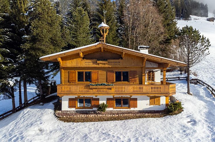 Gemuetliches Ferienhaus Huette zum Dillental in der Winterlandschaft der Wildschoenau, Tirol, ideal fuer Naturliebhaber.