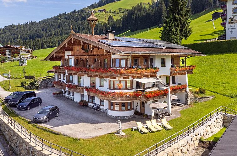 Geniessen Sie die Winterpracht im Landhaus Marchfeld Top 1, einem stimmungsvollen Ferienhaus in der malerischen Wildschoenau in Tirol.