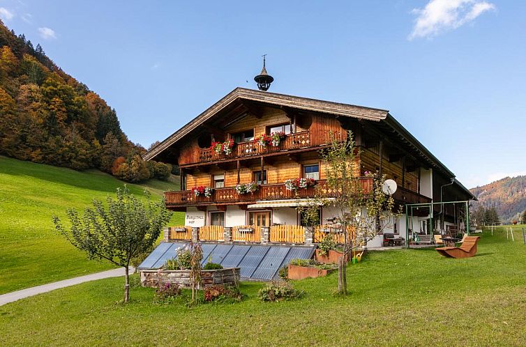 Das gemuetliche Chalet Tiroler Bergtraum Top 1 und 2 in der Wildschoenau, Tirol, bietet winterlichen Charme und eine wunderschoene Bergkulisse.