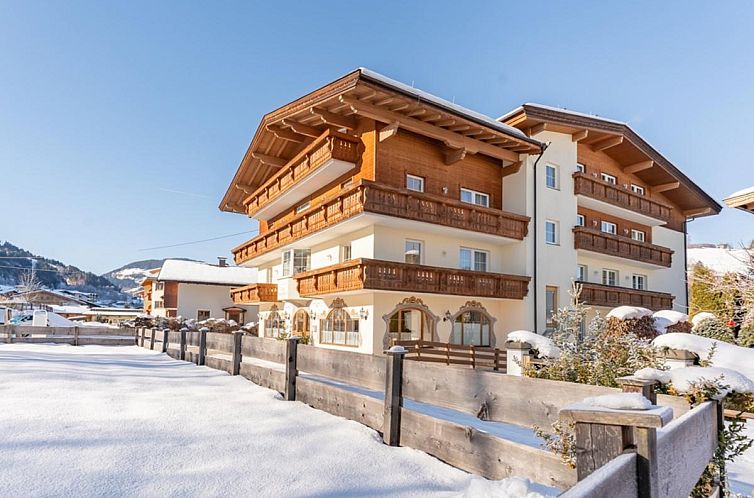 Geniet van de winterse charme van Vicky Apartment Large, een ruim vakantiehuis in Wildschonau-Niederau, Tirol, omringd door besneeuwde bergen.